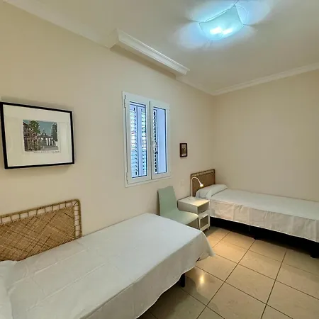 Mesa Y Lopez Apartment *
